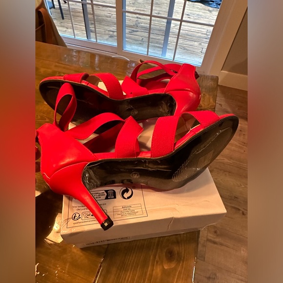 Women’s Nee Red Heels - Picture 4 of 4